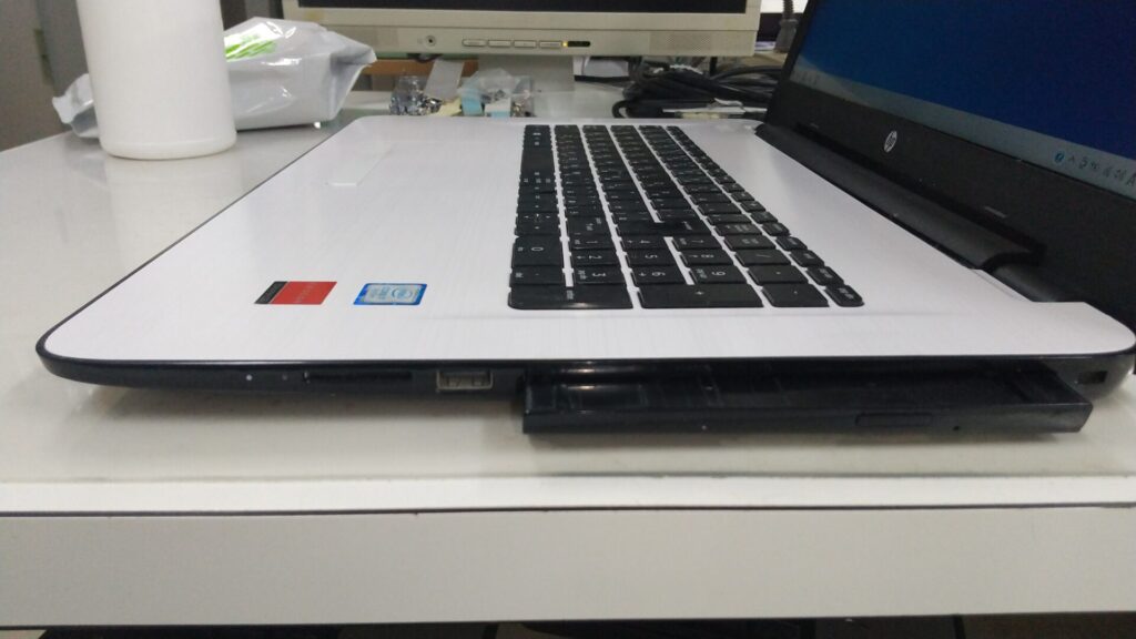 HP Notebook - 17-x116tx 右側面